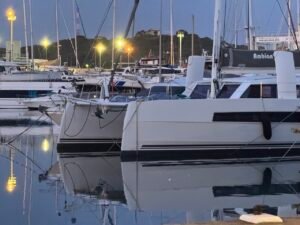 Descubre cómo es pescar en Menorca desde la costa: recuerdos de infancia, pesca en roca, técnicas actuales y planes únicos en Mahón