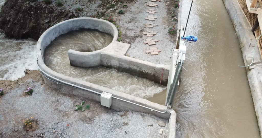 Mientras avanzan macroproyectos renovables, la microhidráulica Vortex surge como alternativa constante y sostenible. ¿Estamos ignorando el papel del agua?