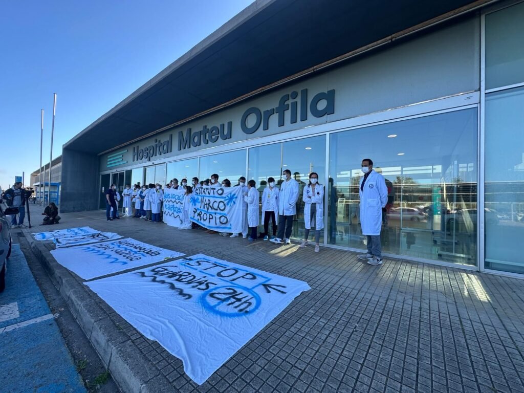 Concentración de médicos y facultativos frente a la entrada principal del Hospital Mateu Orfila de Menorca durante la huelga de abril de 2026.