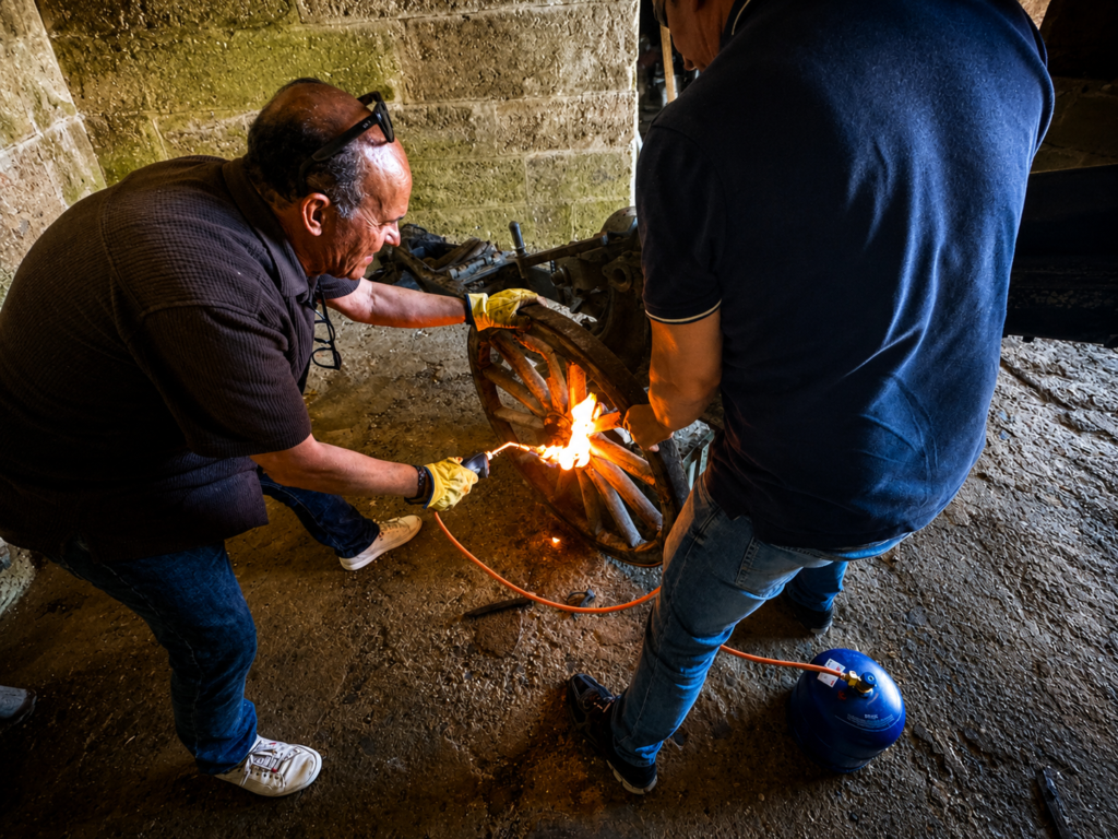 Aplicación de calor sobre la rueda del cañón durante el proceso de restauración.