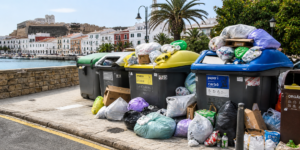 contenedores de basura en Menorca desbordados junto al paseo marítimo