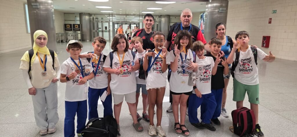 Acompañamos a los campeones de Menorca de judo en su viaje a Mallorca para disputar la final balear. Nervios, amistad y una experiencia inolvidable.