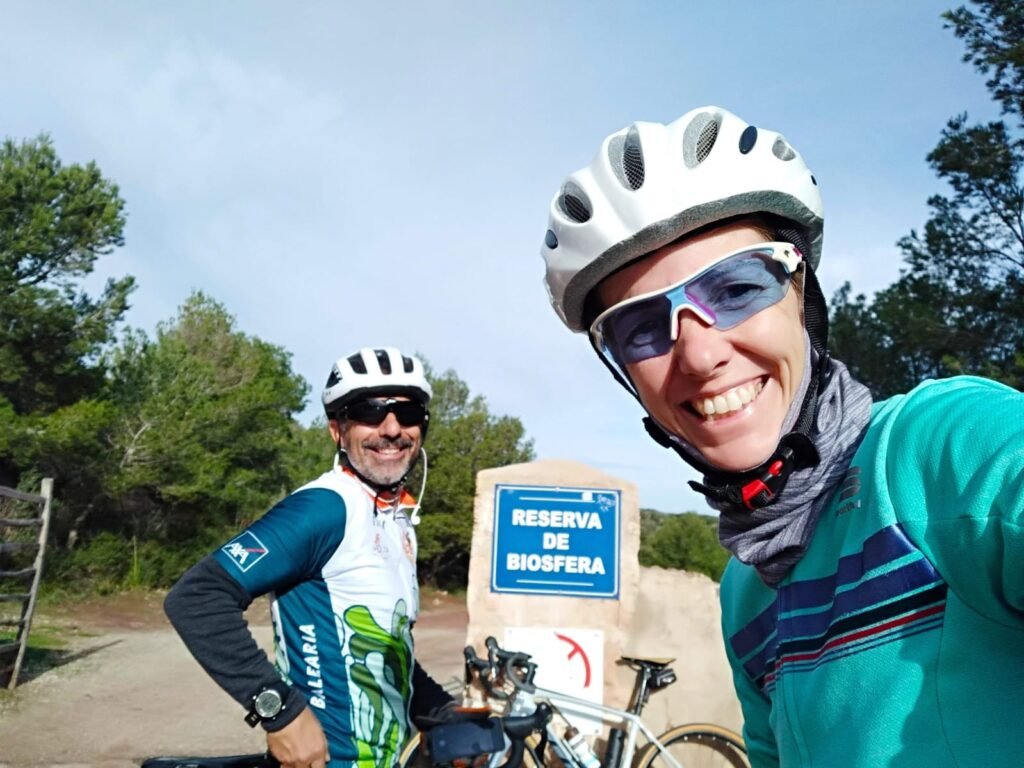 Descubre Menorca en bicicleta: las mejores rutas, el Camí de Cavalls, alquiler de bicicletas y consejos para recorrer la isla sobre dos ruedas.