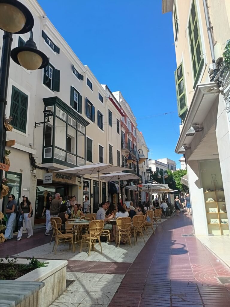 carrer´s Arravaleta muestra sus terrazas y la gente