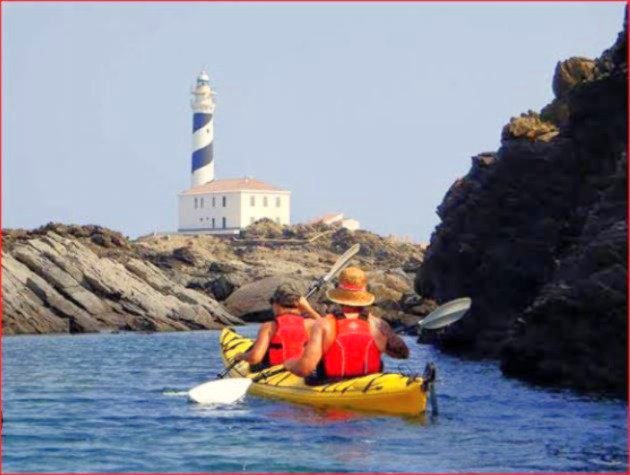 imagen de dos personas en kayak por menorca