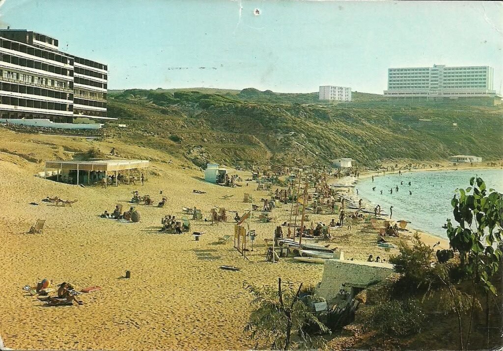 vista del hotel aguamarina hace 50 años desde la playa