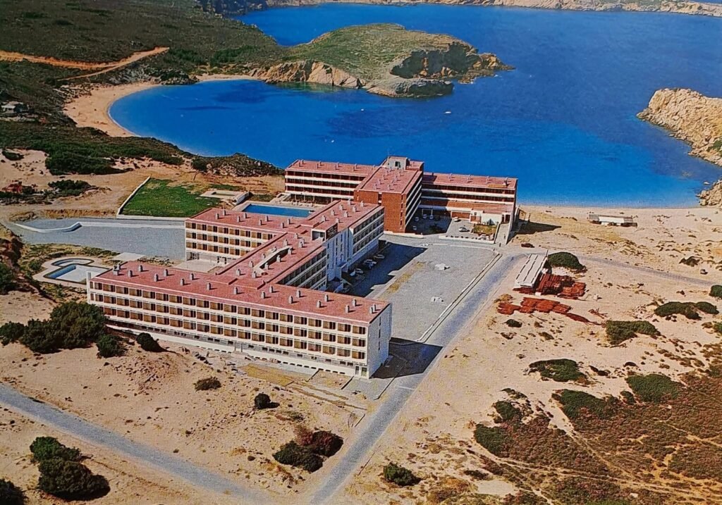 Foto de los hoteles Topacio y Aguamarina hace 50 años en Menorca
