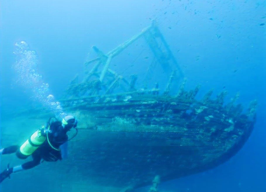 El Francisquita, un barco español, permanece a 49 metros de profundidad frente a Punta Nati. Se hundió en 1952 después de sufrir graves daños durante un fuerte temporal de tramontana.