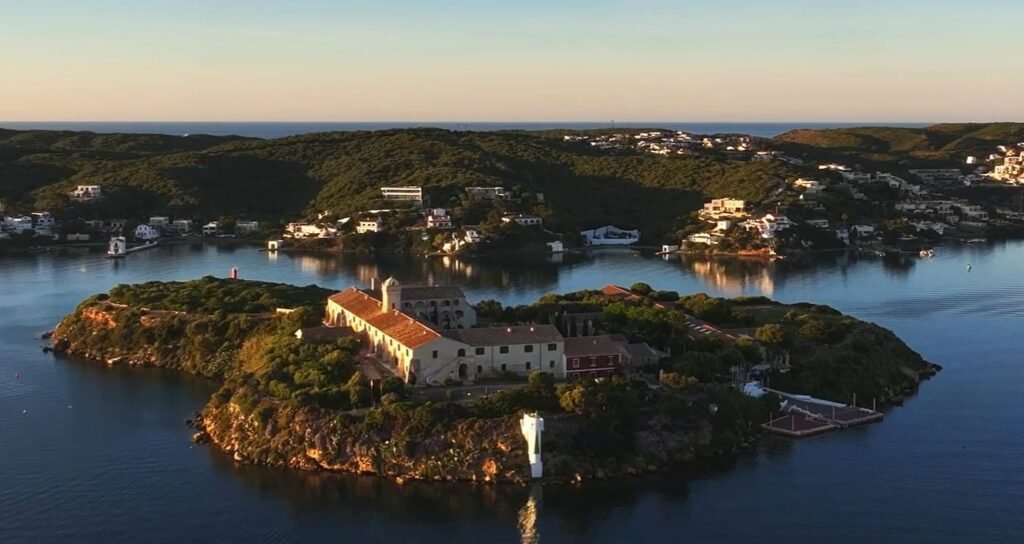 Imagen aérea de la Isla del Rey en el puerto de Mahón