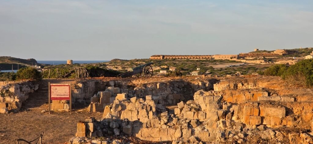 Restos del Castillo de San Felipe con La Mola al fondo en Mahón