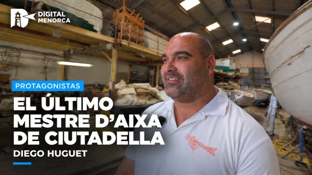Diego Huguet, mestre d’aixa de Ciutadella, mantiene vivo un oficio tradicional de Menorca ligado a los barcos de madera y al mar.